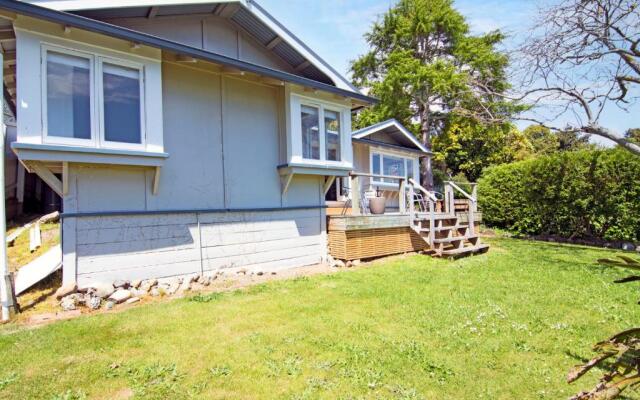 Bayview Bungalow - Nelson Holiday Home
