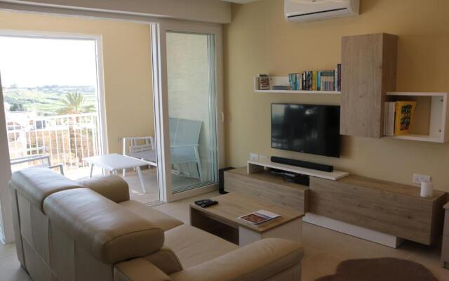 Wileg 4A Luxury Studio Apartment with Shared Swimming Pool.