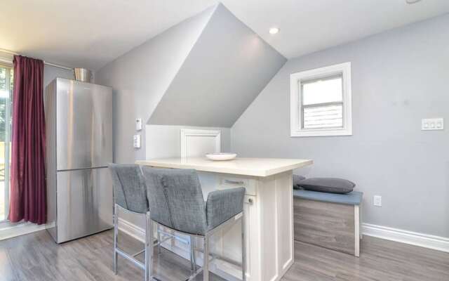 3 Bedroom Leslieville Flat With Roof Terrace