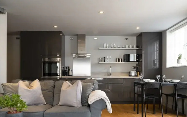 Modern Luxury Apartment In The Heart of Henley