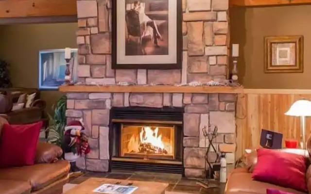 7 Bed Blue Mountain Chalet with Hot Tub 35R