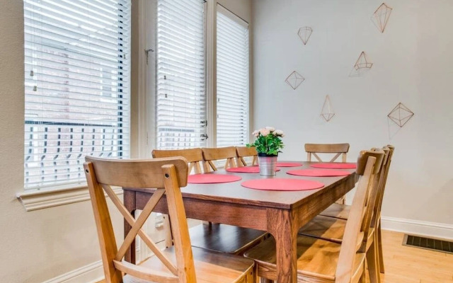 Stunning Oak Lawn Townhouse Close to everything