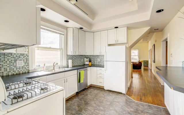 Walk to Tennyson & 32nd Ave! Sleeps 8!