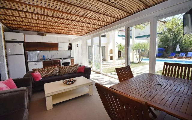 Villa Nail by Helaltatilvillari