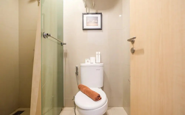 Homey Studio Room Tree Park Apartment near BSD City By Travelio