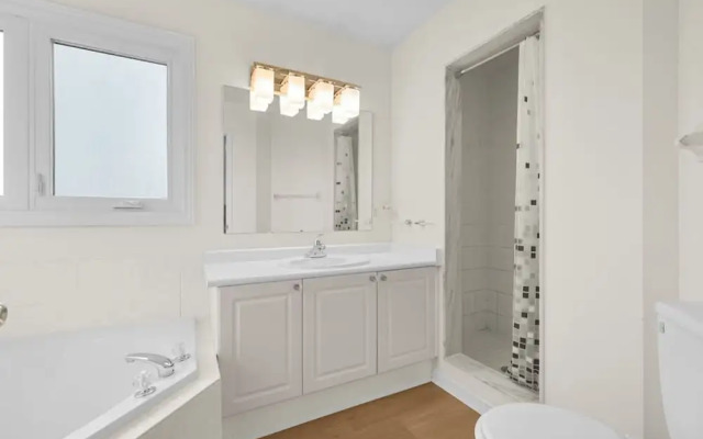 Newly Renovated 3BR in Whitby Family-friendly