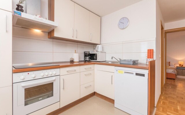 Beautiful Apartment in Zdrelac With Wifi and 2 Bedrooms