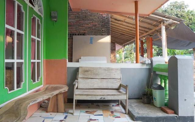 SPOT ON 1762 Gandrung Payungan Family InnNearStasiun Banyuwangi Kota