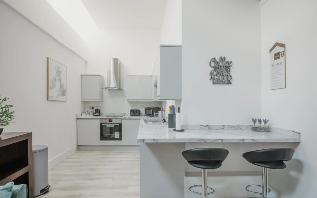 Hullidays-Theatre Hideout Apartment