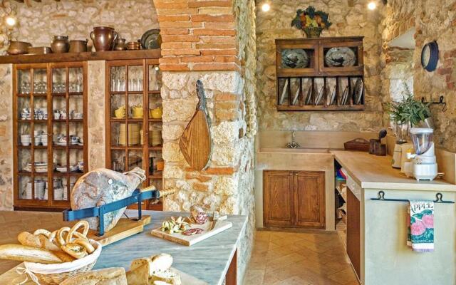 Independent Villa With 12 Beds-villa Aiola