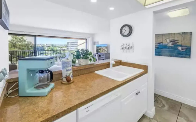 Charming 2BR Lagoon-view Steps To Siesta Key Beach
