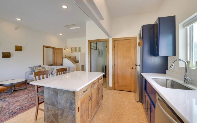 Hot Tub & Views! Modern Home 15 Mi to Zion NP