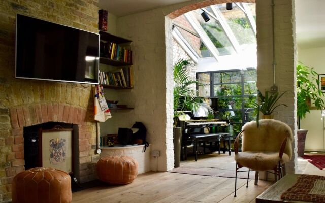 2 Bedroom Loft Style House In Central Islington