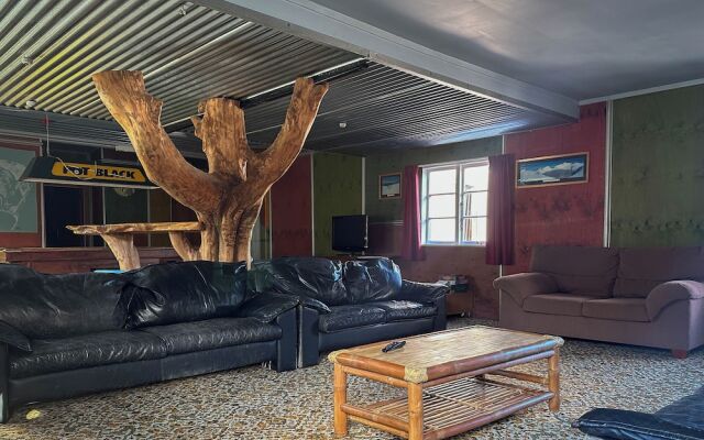 The Crossing Lodge and Backpackers