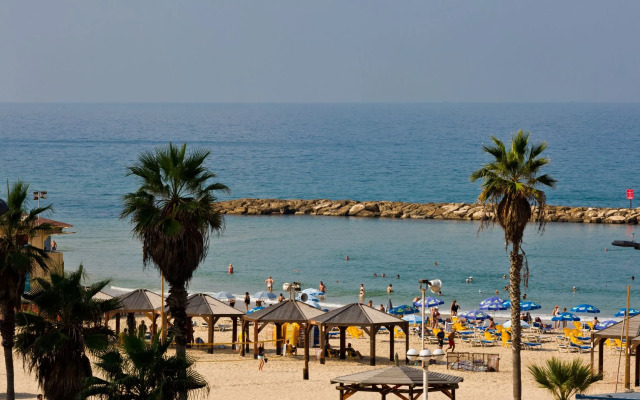 Beach Hotel by Zvieli hotels