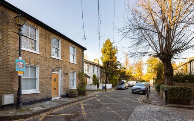 The Stepney Star - Bright & Modern 2BDR with Terrace