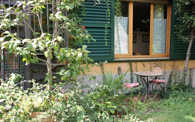 Mirra Fine Studio in quiet Residence with Garden and Rooftop