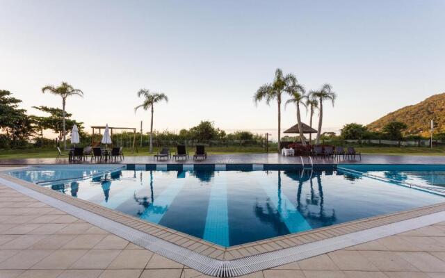 Apartamento com 4 suítes pé na areia