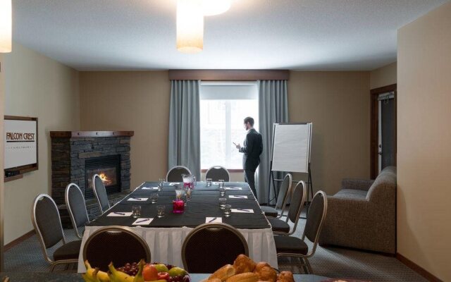 Falcon Crest Lodge by CLIQUE