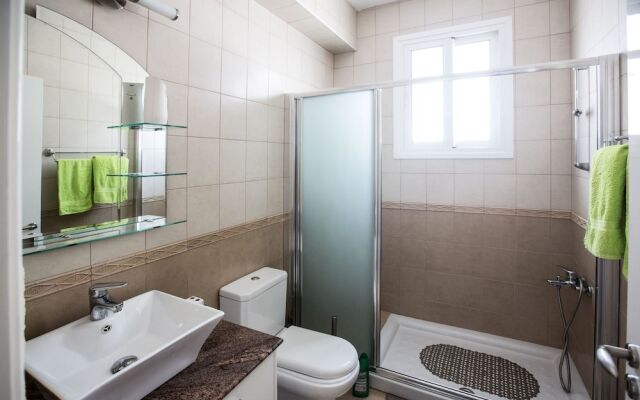 Celebrity Villa Oliver P 14