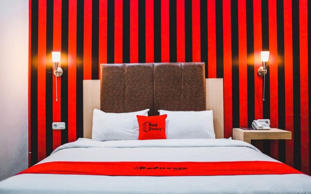 RedDoorz Plus near Mall Panakukang
