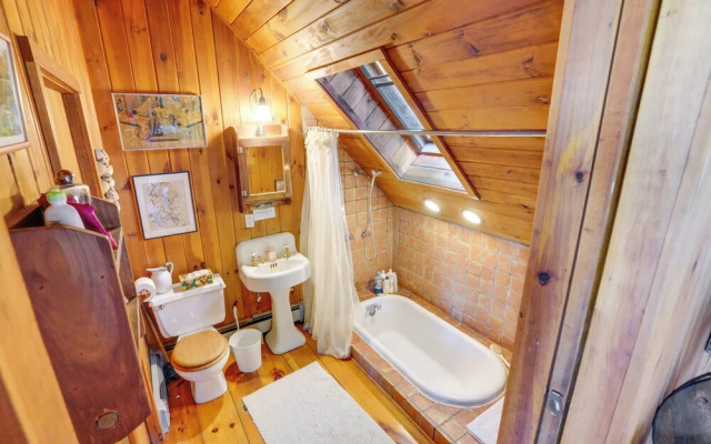 Stunning Lake & Mtn Views: Cozy Catskills Cabin!