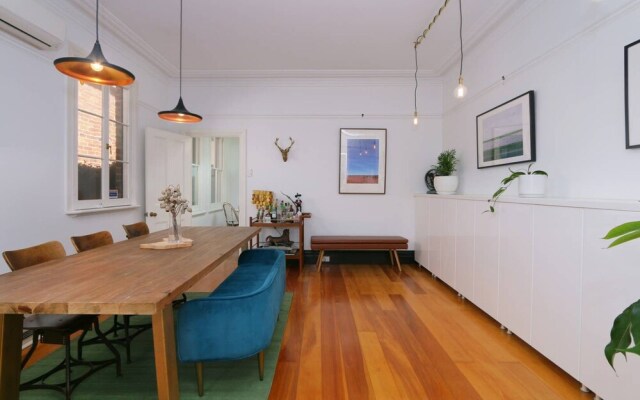 Designer 2 Bedroom House with Garden in Northbridge