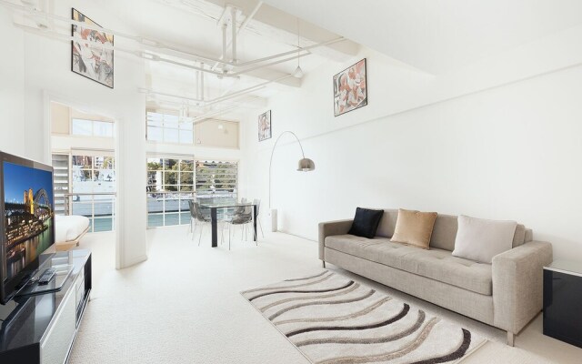 Waterfront Apt. on Sydney Harbour H390