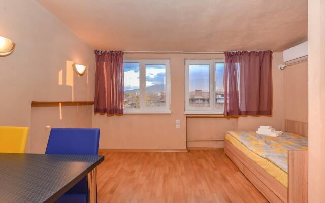 Cosy Top Floor Studio on Patriarh Evtimiy Blvd