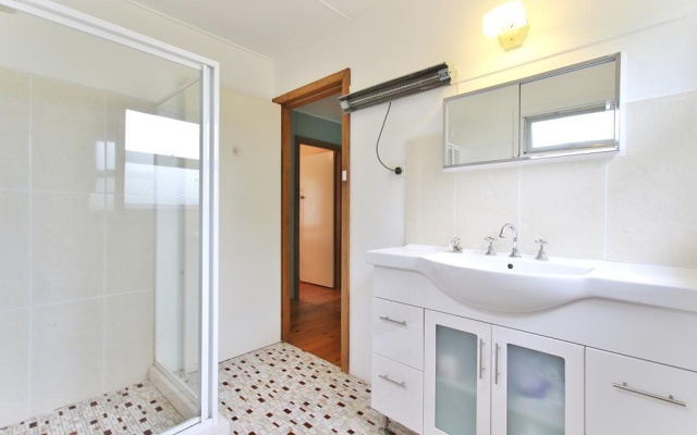 Paradise Bungalow Waterfront – Bathroom – Sanctuary Point
