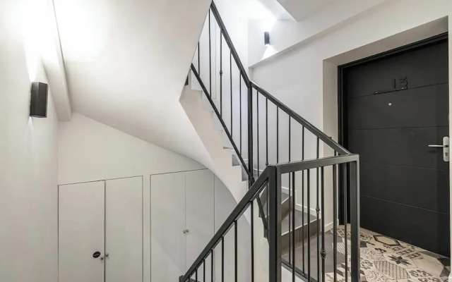 Magnificent Renovated 2 Room Apartment