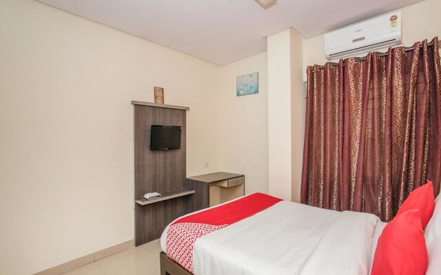 OYO 15711 Athiti Residency