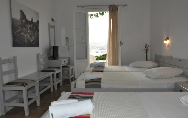 Akrotiri Hotel