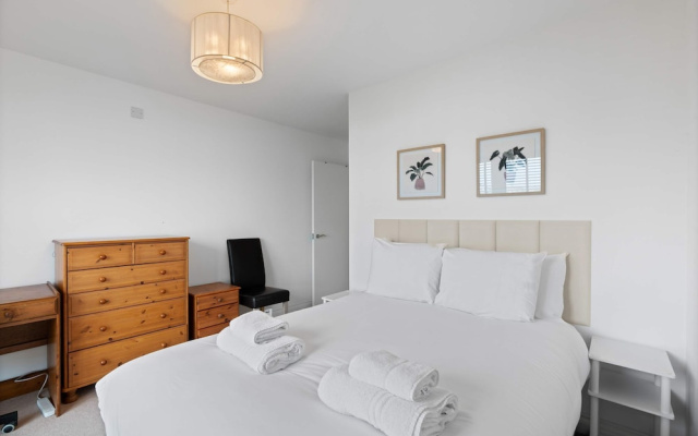 Brighton Getaway - Modern Apartment With Balcony