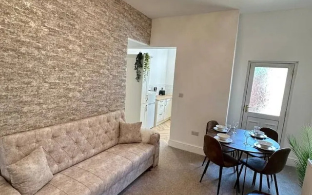 Three Bedroom Home Manchester sleeps 9