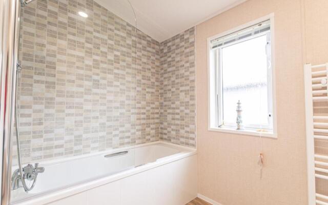 Bluebell Lodge with Hot Tub