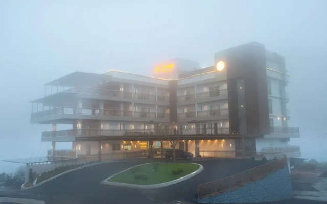 Le Crown Hotel