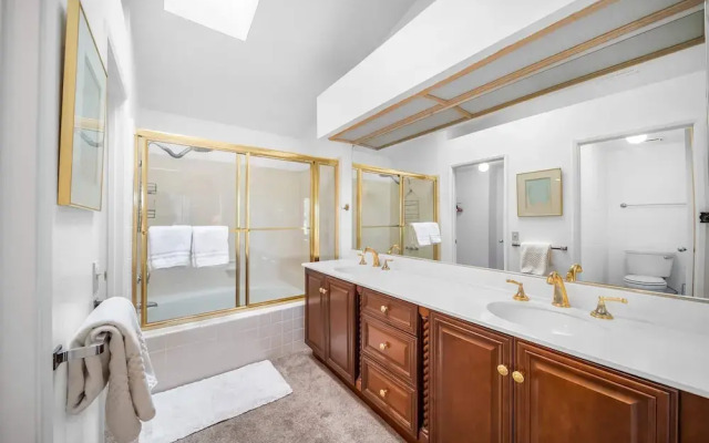 Charming Condo With Golf Course View