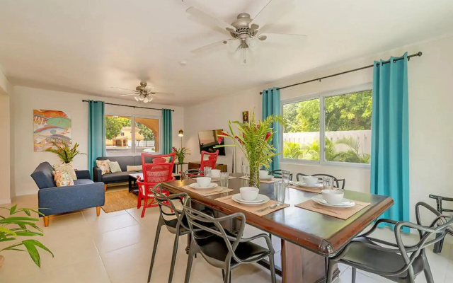 New 3-bed on Hip Strip, Beach access, Sleeps 8