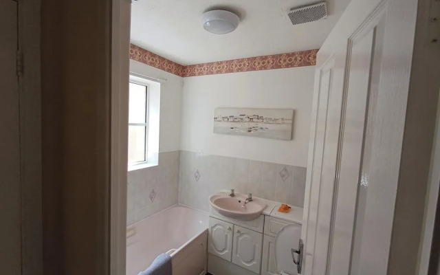 3 Bed House - Sleeps 5 - Pets - Parking