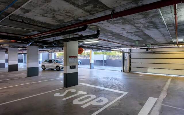 Urban Chic Apartment Close to Waterfront Warwick