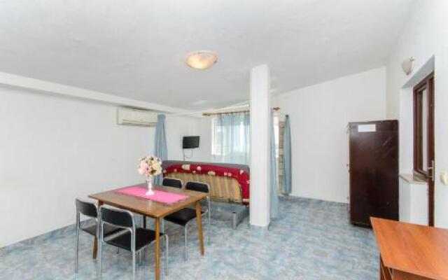 Apartment And Rooms Ivan
