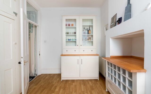 Bright and Elegant Chiswick Apartment