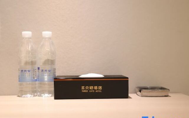 Three Cats Hotel (Guangsha Construction College)