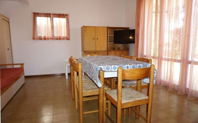Beautiful Terraced House With Pool and Garden