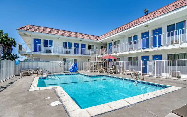 Motel 6 Stockton, CA - Charter Way West