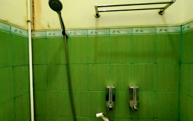 RedDoorz Syariah @ Danesti Homestay Near Bandara Sultan Hasanuddin