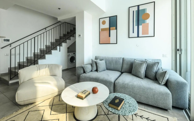 High-rise 3 bedroom Apartment with Balcony