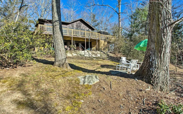 Dog-friendly Hendersonville Cabin: Deck & Views