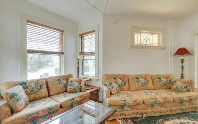 Quaint Beverly Townhome: Walk to Beach & Downtown!